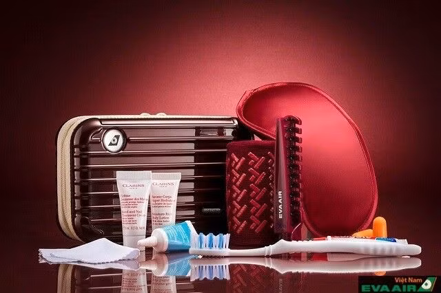 Các vật dụng cơ bản EVA Air cung cấp cho hành khách. Ảnh: evaairways-vn.com.