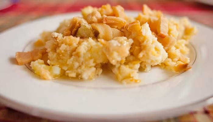 Fish and Brewis là món ăn được kết hợp đặc biệt giữa cá tuyết muối, bánh mì cứng và tóp mỡ.