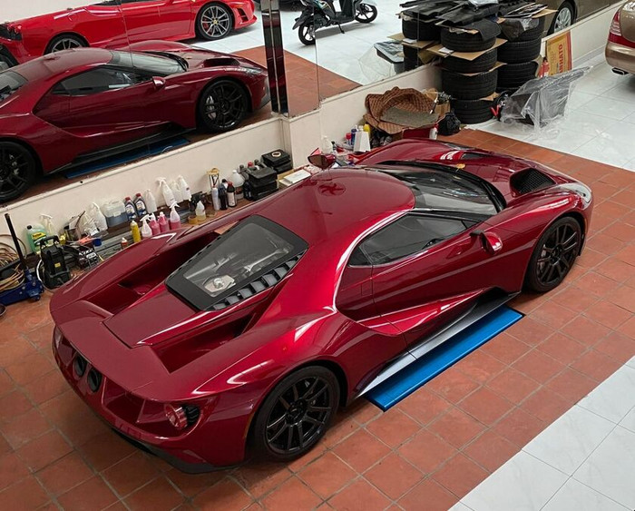 Bộ đôi Ferrari 488 Pista Spider và Ford GT được ra biển trắng ảnh 1