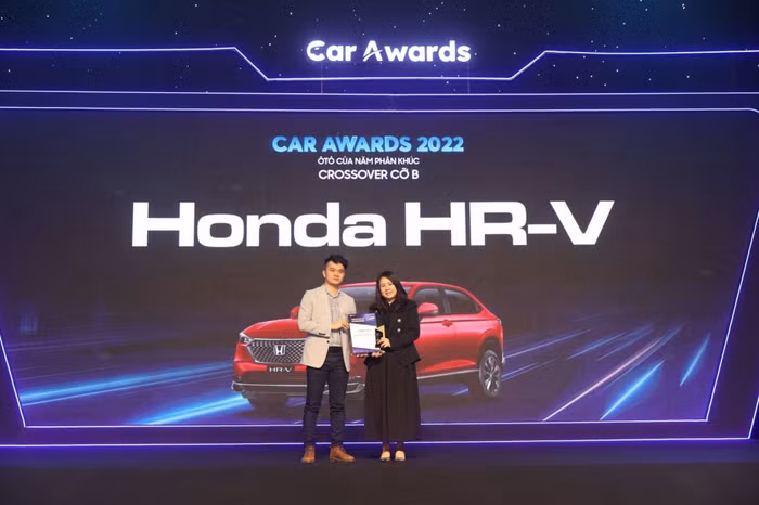 Ông Phạm Đức Huy – Trưởng Ban tổ chức trao Giải “Ô tô của năm” hạng mục xe Crossover cỡ B cho đại diện Công ty Honda Việt Nam – Bà Đỗ Thu Hoàng – Phó TGĐ Thứ Nhất