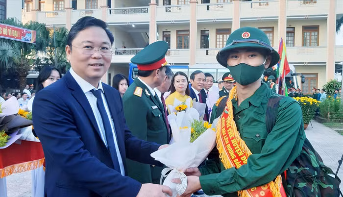 Chủ tịch UBND tỉnh Lê Trí Thanh tặng hoa động viên tân binh