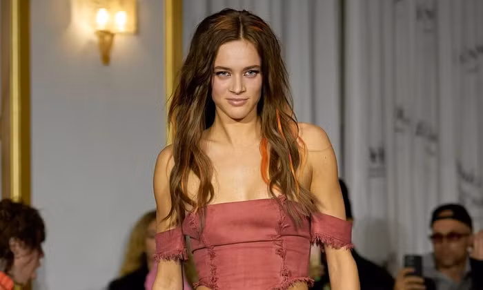 Váy kiêm khăn trải bàn ở show (Di)vision Thu Đông 2023