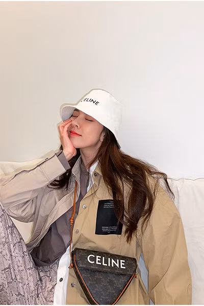 Giới trẻ và cơn sốt túi tam giác Triangle Bag từ nhà mốt Céline-4