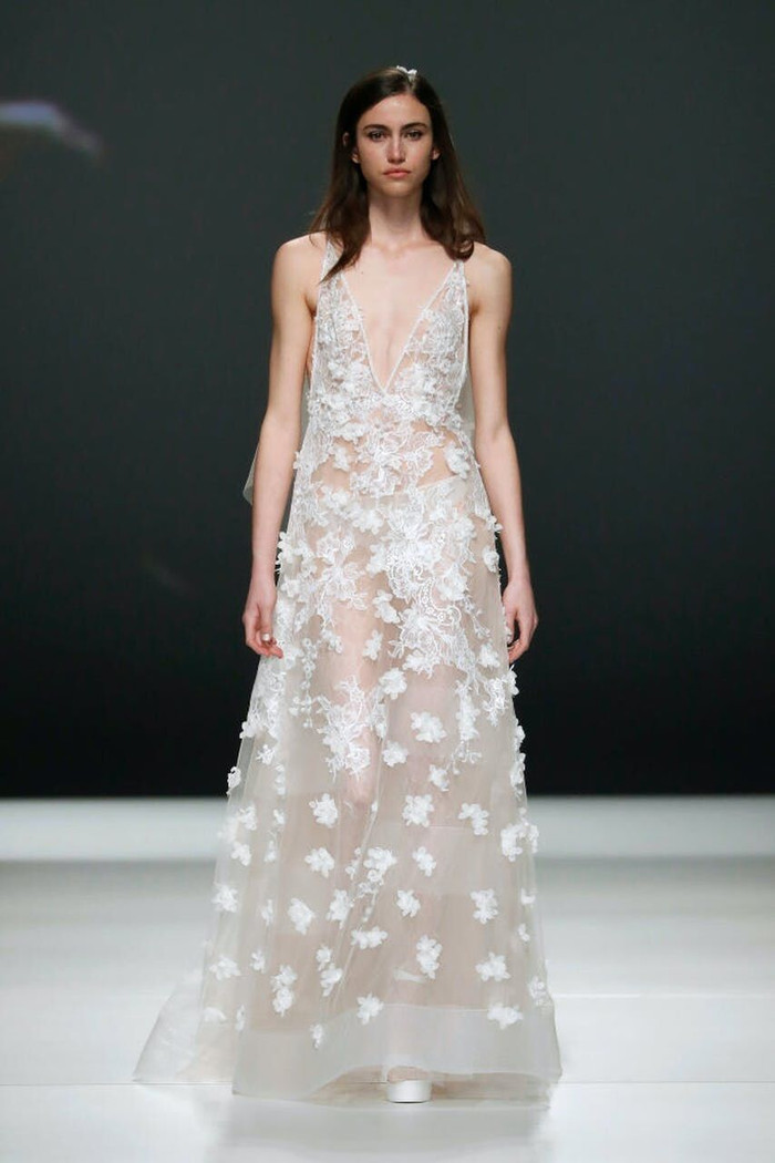 Váy cưới trong suốt – Bạn có đủ can đảm mặc? ảnh 4