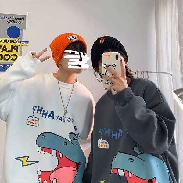 Cùng cute bên áo sweater cặp