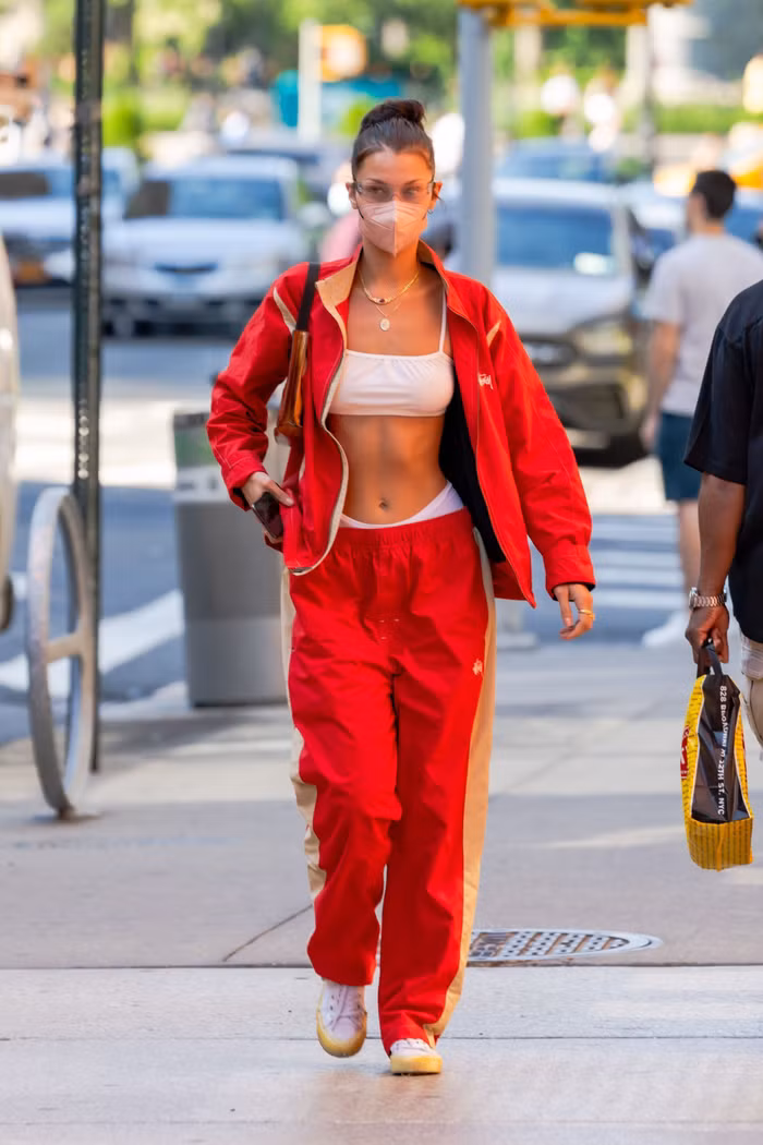 Bella Hadid và mốt mặc đồ tập gym ra đường-11