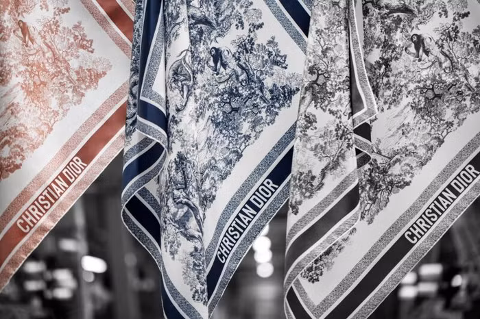 Khăn lụa Dior - Phong cách thời thượng của quý cô sành điệu