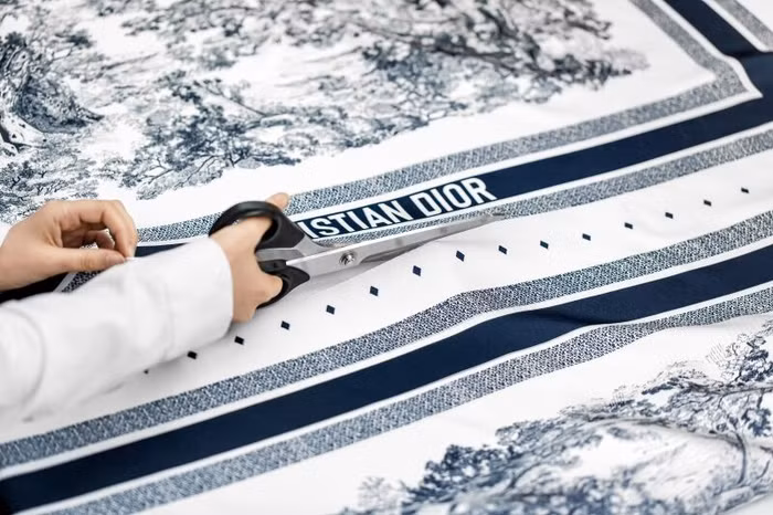 Khăn lụa Dior - Phong cách thời thượng của quý cô sành điệu-7