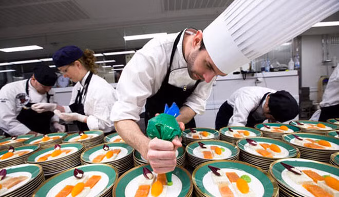 Làm thế nào để bếp trưởng chuẩn bị phần ăn cho những bữa tiệc sang trọng đón hàng nghìn khách một lúc? - Ảnh 2.