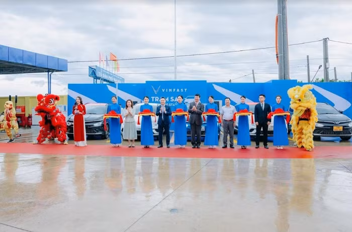 VinFast khai trương dịch vụ sạc xe điện tại hệ thống Petrolimex trên toàn quốc ảnh 2