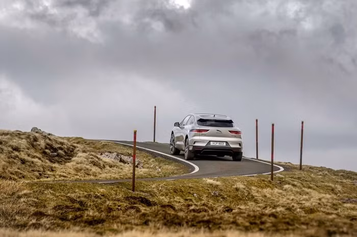 SUV Jaguar I-PACE vượt thử thách Everesting chỉ với 1 lần sạc-2