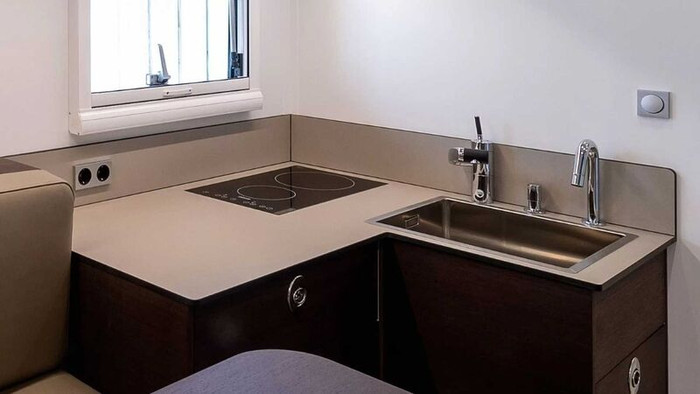 Biến xe tải Mercedes-Benz thành Motorhome Project Rhino sang trọng ảnh 5
