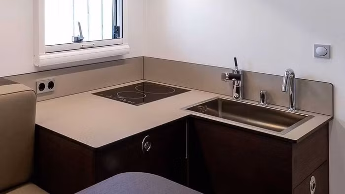 Biến xe tải Mercedes-Benz thành Motorhome Project Rhino sang trọng ảnh 5