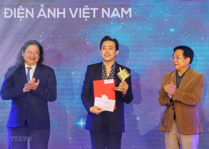 "Bố già" Trấn Thành tiếp tục đại thắng giải thưởng cuối năm