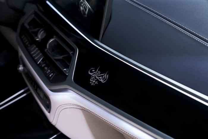 BMW X7 tung phiên bản đặc biệt UAE 50th Year Edition- Chỉ dành riêng cho UAE ảnh 2