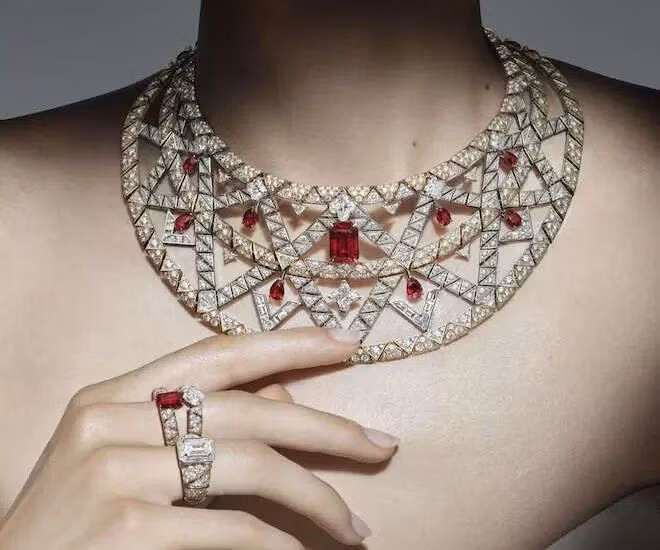 Trang sức Louis Vuitton Spirit – Vẻ đẹp hoàn mỹ từ nghệ thuật kim hoàn ảnh 9 Trang sức Louis Vuitton Spirit – Vẻ đẹp hoàn mỹ từ nghệ thuật kim hoàn ảnh 9