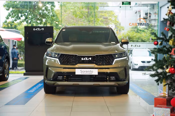 Kia Sorento PHEV cập bến đại lý: khác biệt so với bản chạy xăng và diesel, giá từ 1,4 tỷ đồng ảnh 1