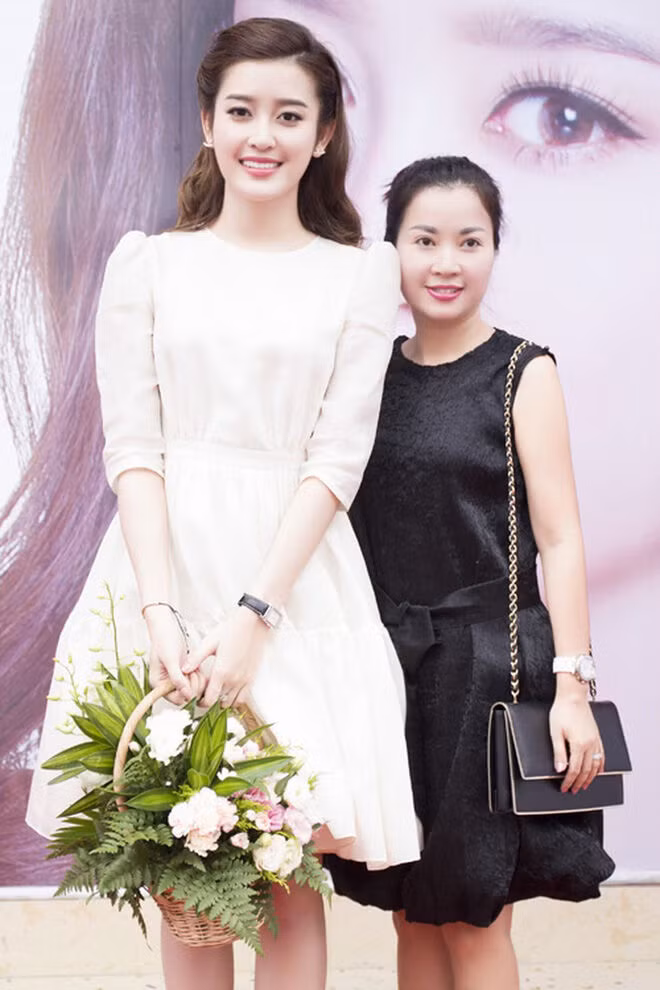 Top 5 bà mẹ của sao Việt có gu thời trang chất như nước cất-15
