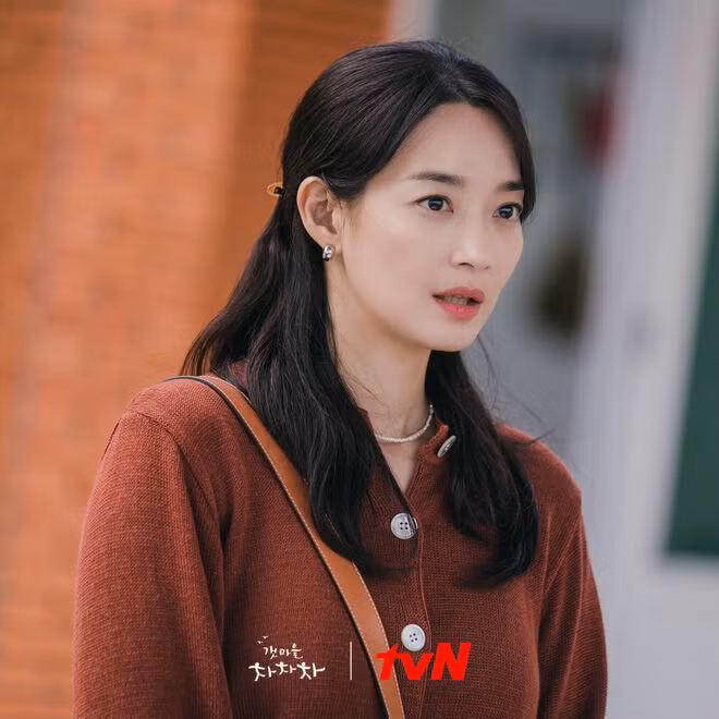 Shin Min Ah diện đồ sặc sỡ trong bộ phim mới để thả thính với Kim Seon Ho ảnh 6
