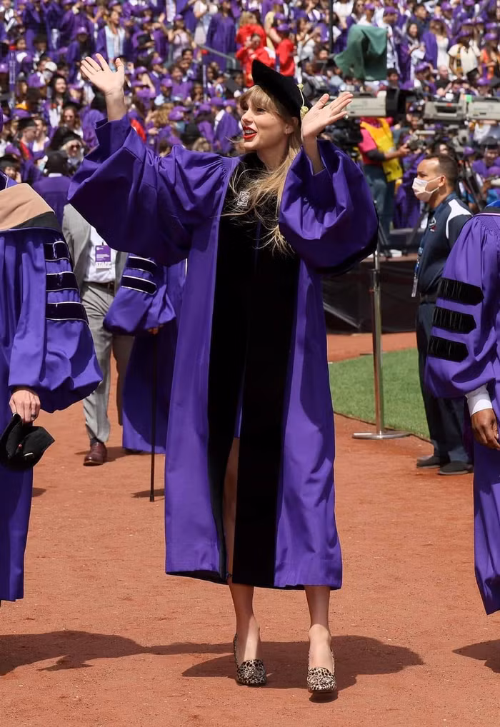 Taylor Swift mặc lại áo tốt nghiệp, phát biểu tại Đại học New York ảnh 6