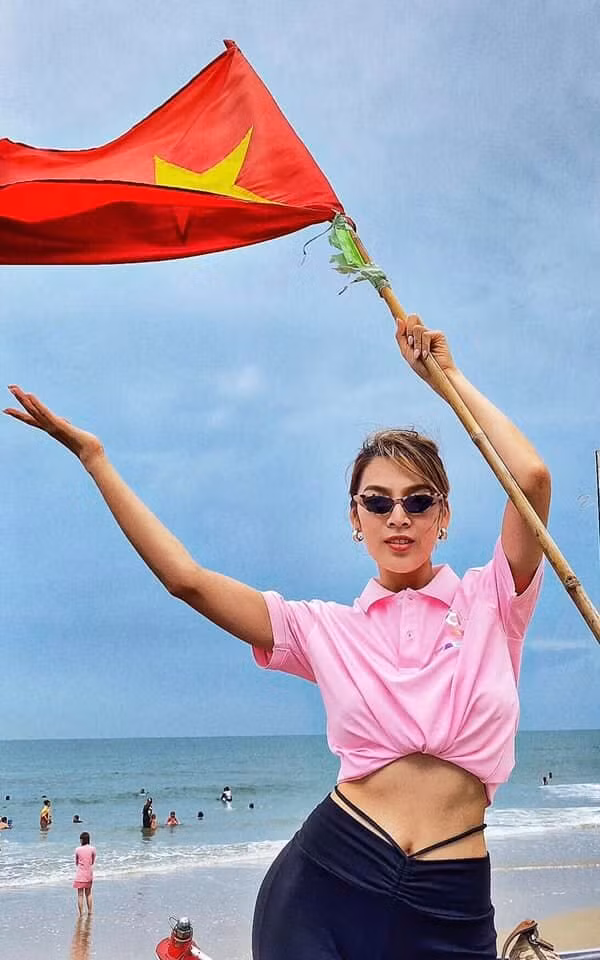 Phong cách thời trang hở bạo của hoa hậu chuyển giới Trân Đài-2