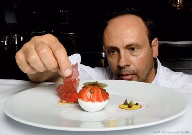 L’Escale by THIERRY DRAPEAU