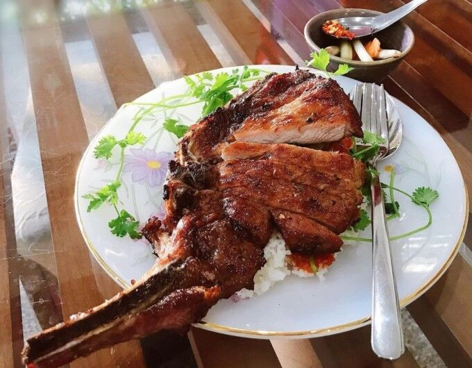 Cơm tấm, hủ tiếu giá cao vẫn hút khách Sài Gòn ảnh 1 com-tam-4324-1655973981.jpg?w=680&h=0&q=100&dpr=1&fit=crop&s=HTmZkaz_dZHaq4cf6Nm6ig