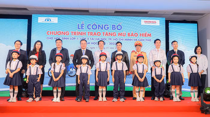 Lễ công bố Chương trình trao tặng khoảng 620.000 mũ bảo hiểm cho học sinh lớp Một và lớp Hai năm học 2022 – 2023