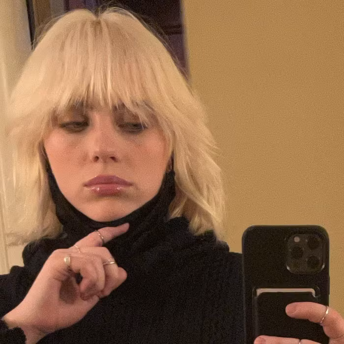 billie eilish với tóc ngắn layer