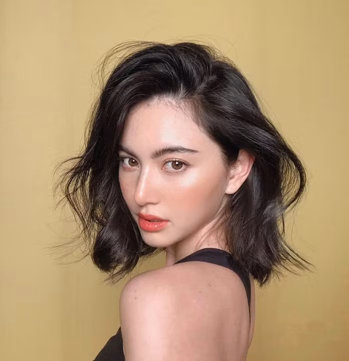 tóc ngắn xoăn lơi của mai davika