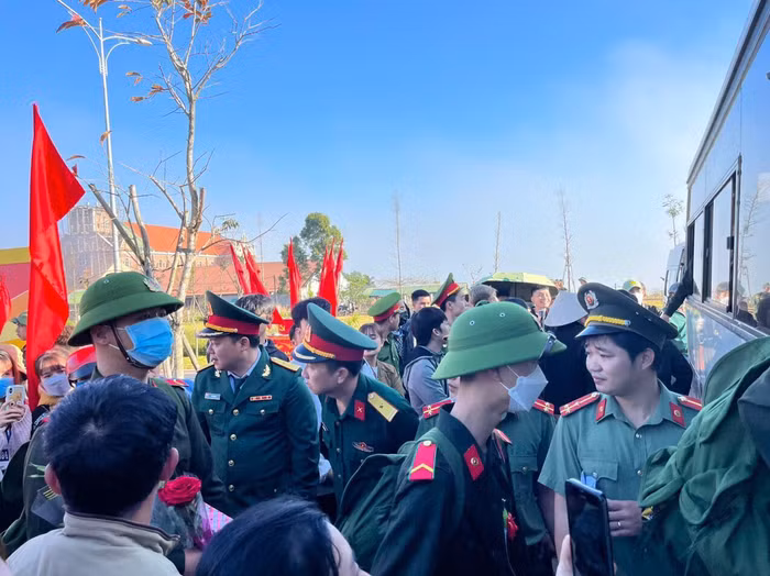 Các tân binh hào hứng trong ngày nhập ngũ.
