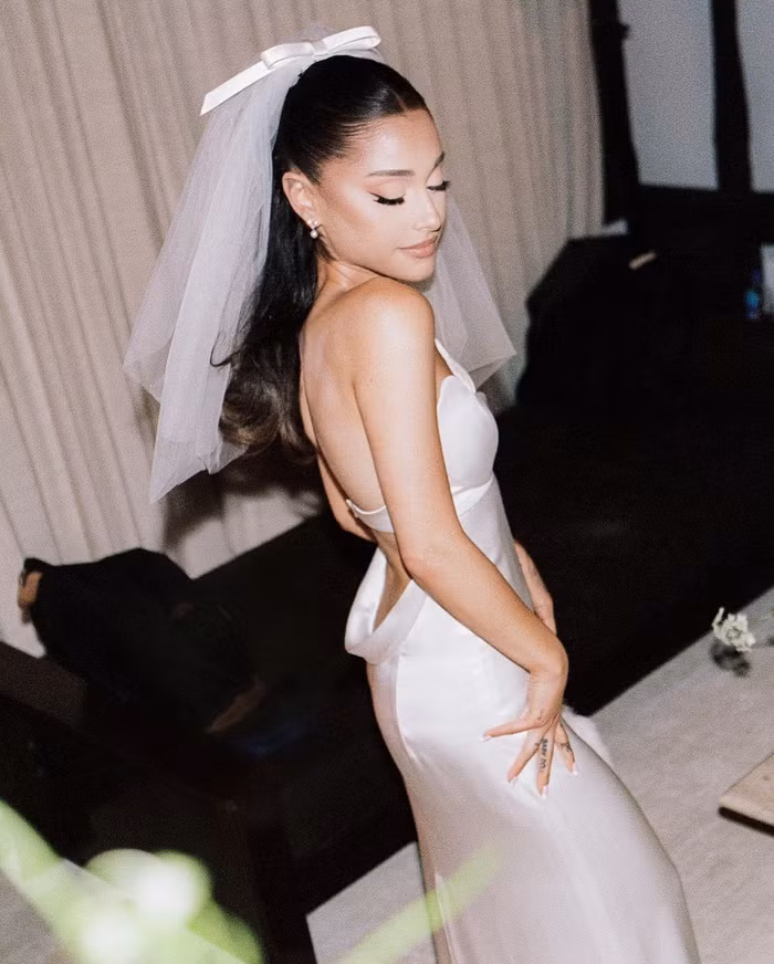 Ariana Grande diện váy cưới tối giản lấy cảm hứng từ Audrey Hepburn-5