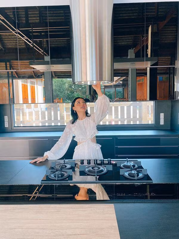 Căn bếp toát ra mùi tiền của Angela Chu