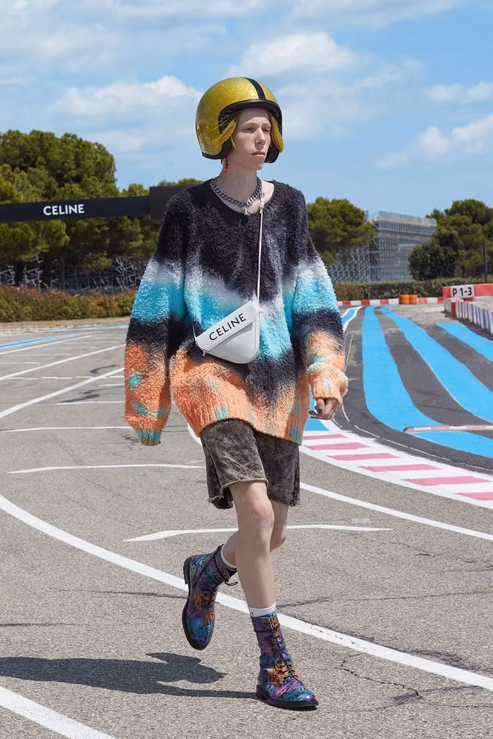 Giới trẻ và cơn sốt túi tam giác Triangle Bag từ nhà mốt Céline