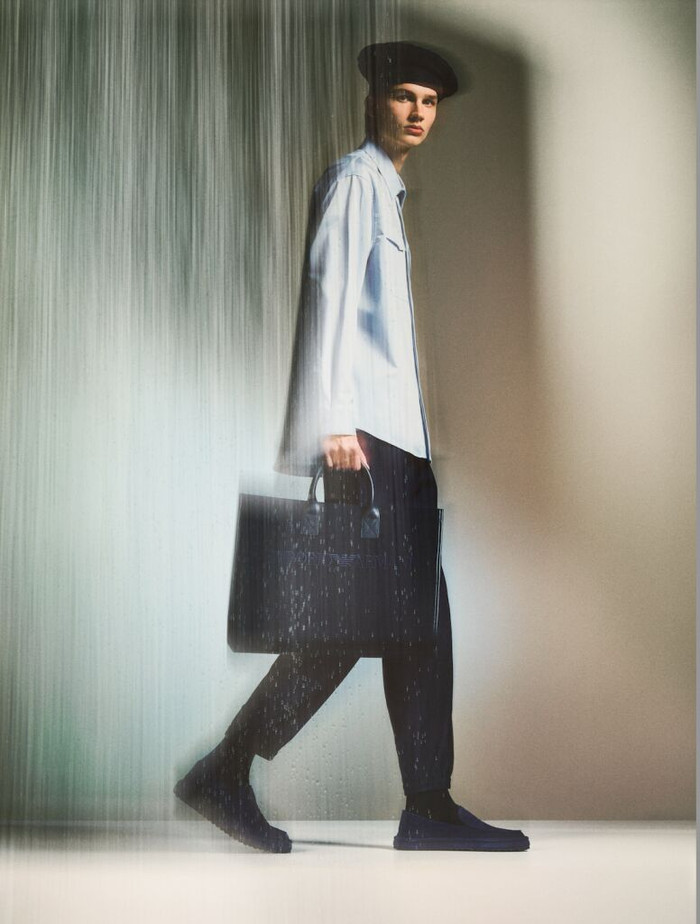 EMPORIO ARMANI GIỚI THIỆU CHIẾN DỊCH XUÂN HÈ 2023 ảnh 1 Screen-Shot-2023-03-21-at-15.10.05-776x1024.png