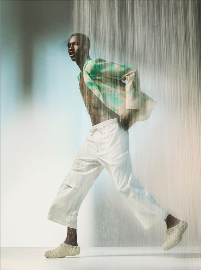 EMPORIO ARMANI GIỚI THIỆU CHIẾN DỊCH XUÂN HÈ 2023 ảnh 2 Screen-Shot-2023-03-21-at-15.12.43-763x1024.png