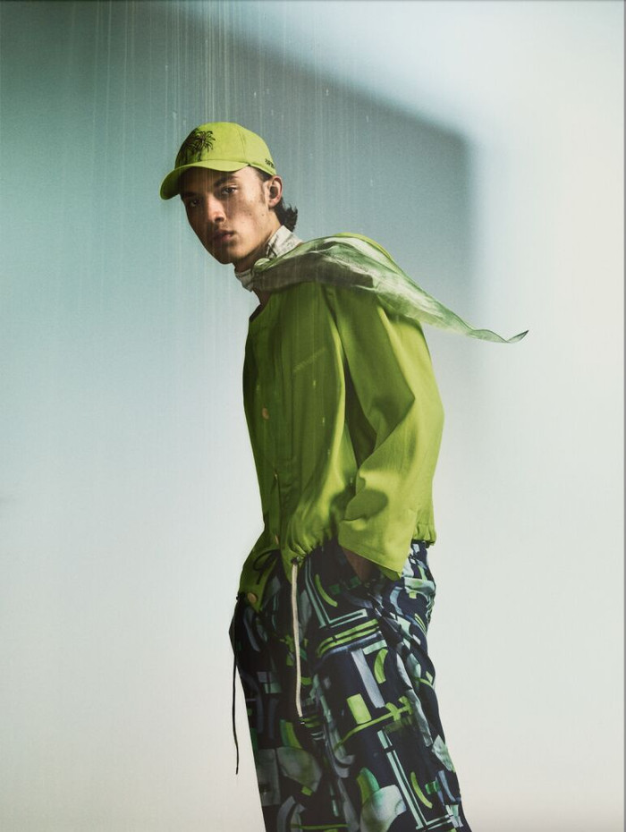 EMPORIO ARMANI GIỚI THIỆU CHIẾN DỊCH XUÂN HÈ 2023 ảnh 6 Screen-Shot-2023-03-21-at-15.18.01-771x1024.png