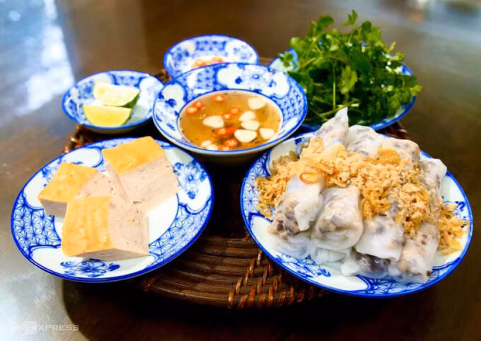 banh-cuon-Thanh-Tri-VnExpress-1462-2352-1673515890.jpg?w=680&h=0&q=100&dpr=1&fit=crop&s=PQzGwGD87xaSeKPHhpEgrw