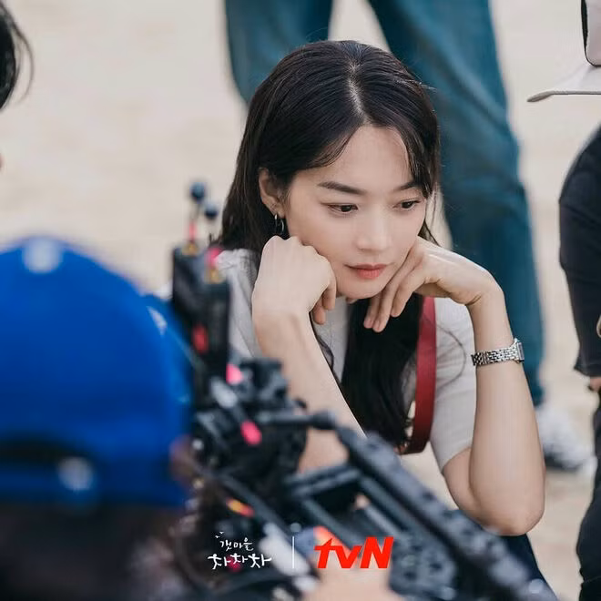 Nha sĩ Shin Min Ah ở quê thì mộc mạc là thế, lên Seoul cái là đổi màu son nhìn "chất" ghê - Ảnh 1.