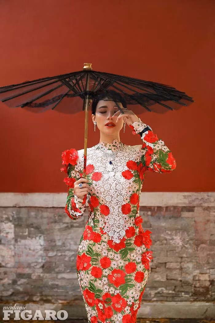 Diện tới 4/5 thiết kế Haute Couture cho lần lên bìa số Kim Cửu, mỹ nhân Cbiz này hẳn là muốn đàn em hít khói? - Ảnh 6.