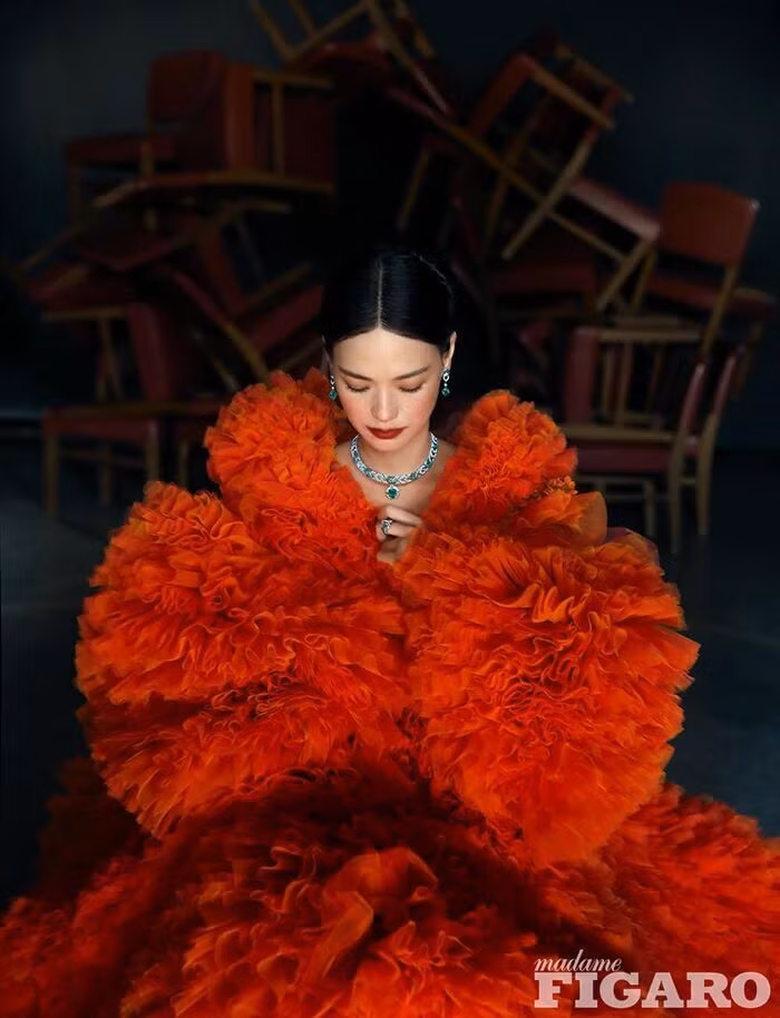 Diện tới 4/5 thiết kế Haute Couture cho lần lên bìa số Kim Cửu, mỹ nhân Cbiz này hẳn là muốn đàn em hít khói? - Ảnh 4.