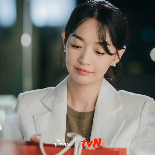 Nha sĩ Shin Min Ah ở quê thì mộc mạc là thế, lên Seoul cái là đổi màu son nhìn "chất" ghê - Ảnh 1.