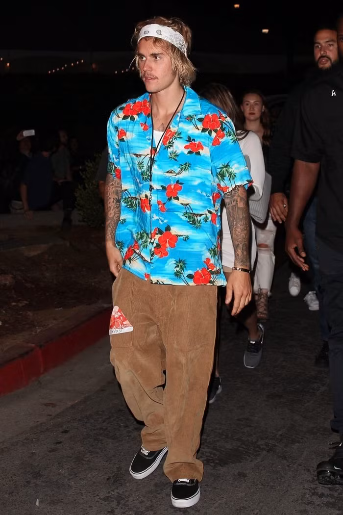 Sơ mi Hawaii với áo thun trắng