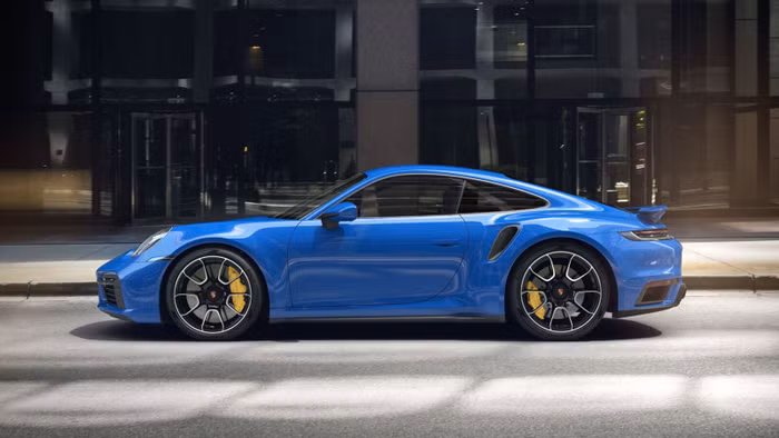 Khám phá chiếc Porsche 911 Turbo S với màu xanh cực độc mới về Việt Nam ảnh 3