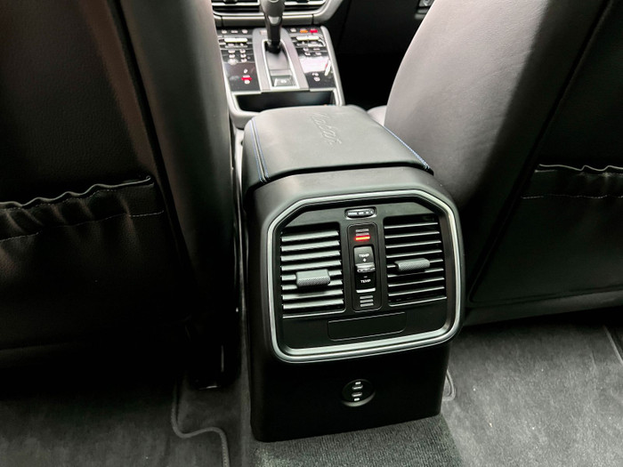 Porsche Macan 2022: Thay đổi nội - ngoại thất, nâng cấp khả năng vận hành ảnh 22 Porsche Macan 2022: Thay đổi nội - ngoại thất, nâng cấp khả năng vận hành ảnh 22