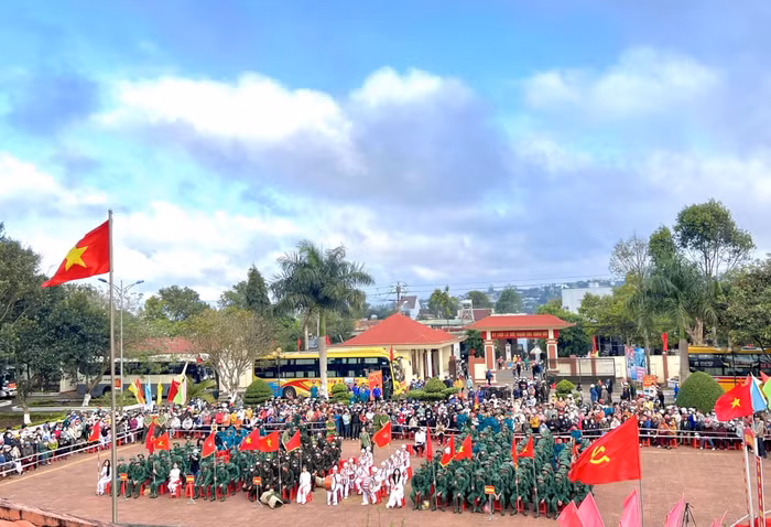 Toàn cảnh lễ giao nhận quân tại Thị Xã Buôn Hồ.Nhập chú thích ảnh