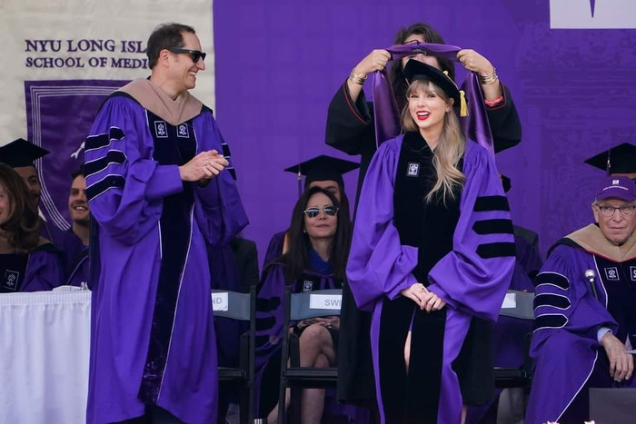 Taylor Swift mặc lại áo tốt nghiệp, phát biểu tại Đại học New York ảnh 1