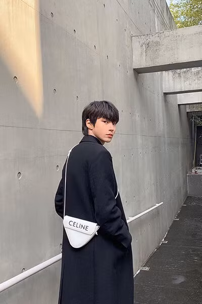 Giới trẻ và cơn sốt túi tam giác Triangle Bag từ nhà mốt Céline-3