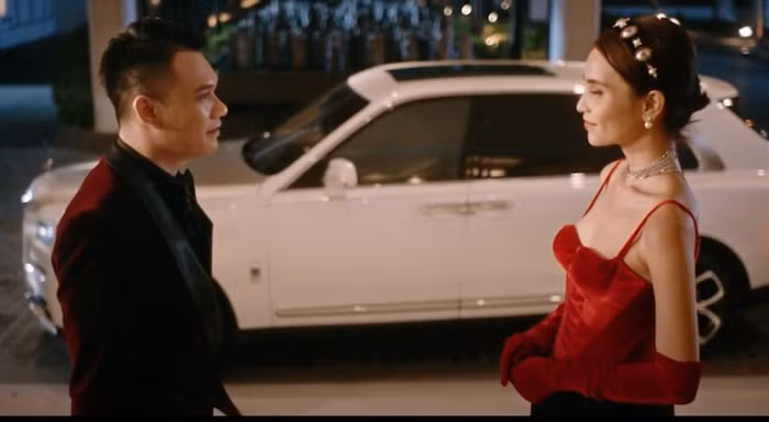 Khắc Việt diện xe Rolls Royce Cullinan trong MV mới