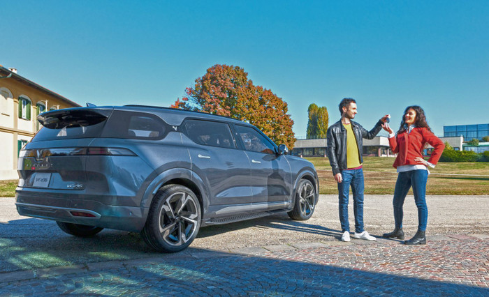 Cận cảnh VinFast VF-E35 và VF-E36 đang ra mắt tại Los Angeles Auto Show 2021 ảnh 8 Cận cảnh VinFast VF-E35 và VF-E36 đang ra mắt tại Los Angeles Auto Show 2021 ảnh 8